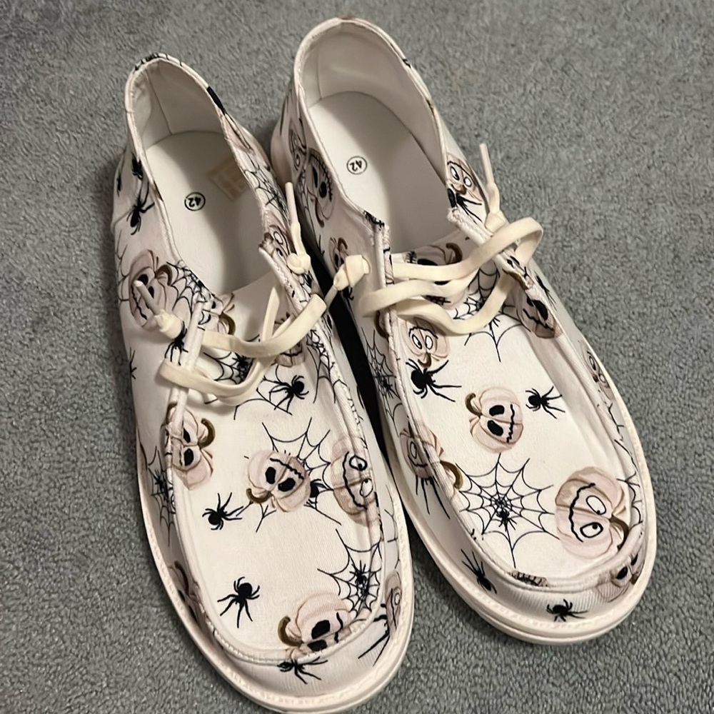 Source Unknown Cream Loafers with Black Spider & Pumpkin Print